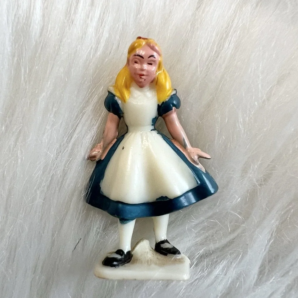 Small Hong Kong Disney‎ Figurines 1